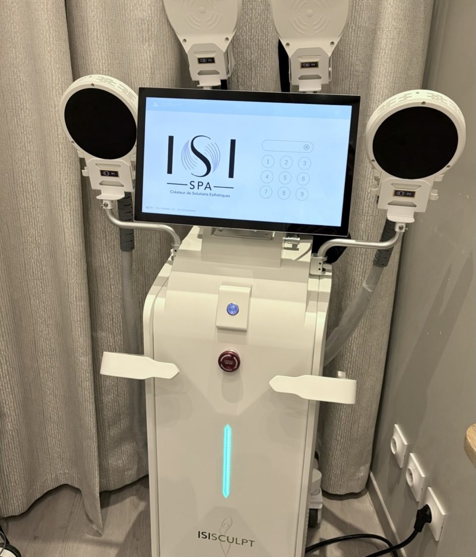 Appareil esthétique ISI SPA avec écran tactile et dispositifs pour traitements.